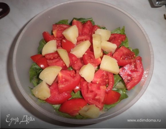 Картофель очистить, варить подсоленной воде до готовности. Воду слить, картофелю дать остыть и затем нарезать кубиками. Листья салата порвать. Лук мелко нарезать. Помидоры нарезать тонкими дольками, Сельди небольшими кусочками.