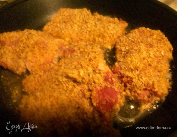 Каждый кусочек обмакиваем в муке. Затем взбиваем немножко яйцо со сливками и окунаем туда мясо. Смешиваем орехи с панировочными сухарями и отправляем туда мясо.