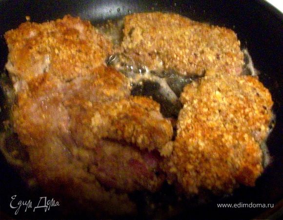 Обжариваем на растительнои и сливочном масле до образования корочки, после тушим до готовности.