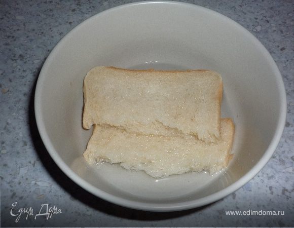 Хлеб размочить в воде. Лук мелко порезать. Слить воду из кукурузы.