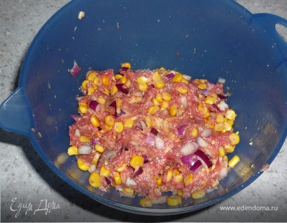 Хлеб отжать, смешать с фаршем, кукурузой, яйцом, луком. Посолить, поперчить.