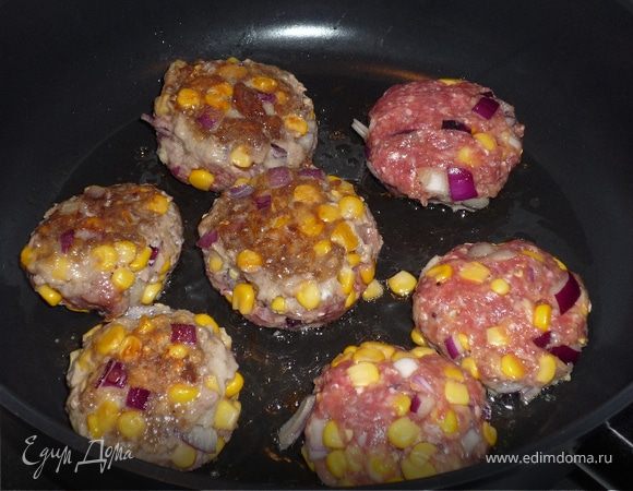 Сформировать небольшие фрикадельки. Обжарить на разогретой сковороде 4-5 минут с каждой стороны.