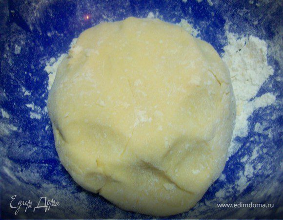 Нужно растереть маргарин с сахаром и ванильным сахаром. Добавляем яйцо, разрыхлитель, муку. Замешиваем тесто.

