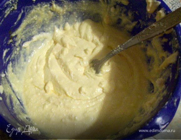 Начинка. Отделяем желтки от белков. Желтки растираем с сахаром. Добавляем творог и творожную массу. Хорошо мешаем. Если творог крупнозернистый, нужно растререть его через сито или взбить блендером. 