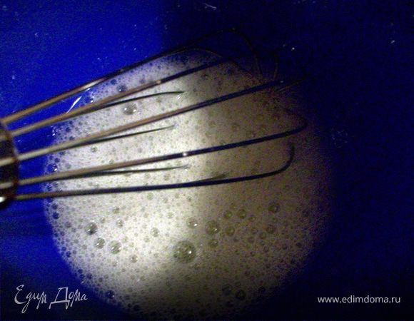 Взбить белки со щипоткой соли. Добавить в творожную массу.