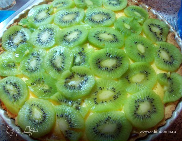 Когда пирог будет готов, оставляем его остывать. Когда он остыл, нарезаем тонко киви, раскладываем на пирог. Готовим желе для торта по инструкции и заливаем пирог. Желе появляется практически мгновенно. Можно кушать! Приятного аппетита!