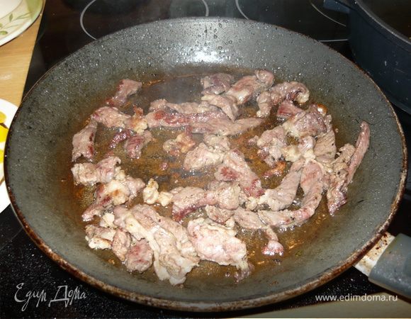 Мясо порезать полосками и обжарить на масле, посолить, поперчить. Овощи нарезать полосками (перец предварительно можно запечь - будет здорово, но у меня был экспресс-завтрак, так что я взяла сырой. Приготовить омлет.