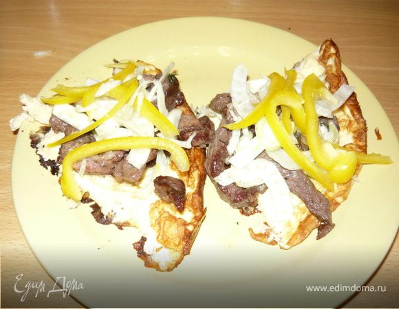 На тарелку выложить сначала омлет, потом мясо, потом овощи. Заправить например смесью майонеза и горчицы.