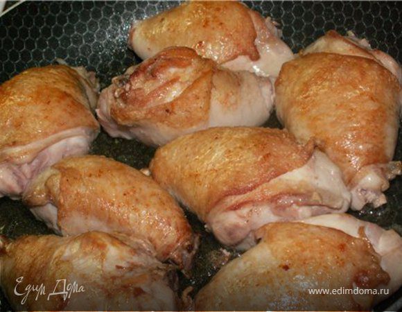 Куриные голени помыть, обсушить, посолить и обжарить с двух сторон до золотистой корочки на растительном масле (не до готовности).