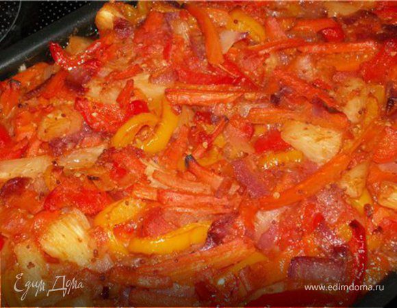 Готовые овощи выкладываем поверх курицы и ставим в предварительно нагретую духовку до 200 градусов на 40 минут.
Получается наивкуснейшая курочка в окружении ароматных овощей. Очень вкусно с рисом.