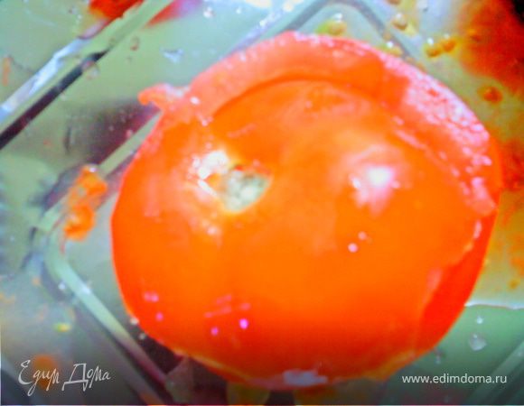 Моем помидоры, срезаем "верхушку", вычищаем мякоть.
Срезанную часть сохраняем, накрываем ей потом помидор как "крышечкой".