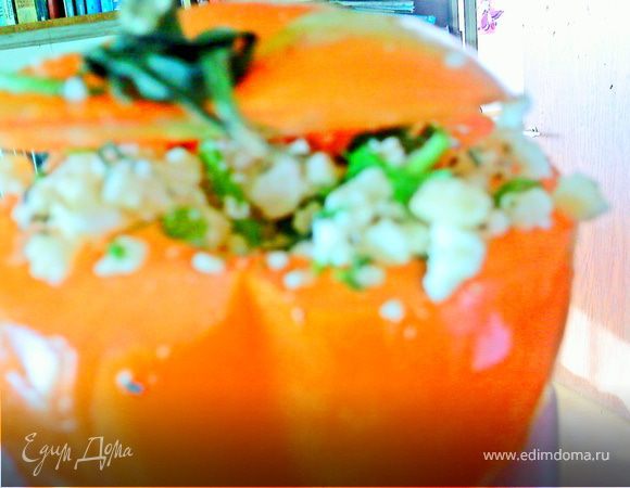 Фаршируем помидоры полученной смесью.
Закрываем "крышечками"  и запекаем в духовке около получаса.