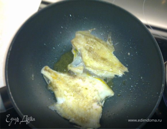 Рыбу посолить и поперчить. Обжарить с двух сторон на сильном огне.

