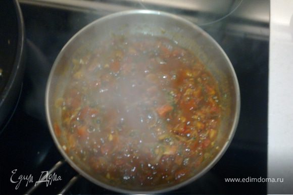 Помидоры ,лук,чеснок мелко нарезать и бросить на сковороду в нагретое масло,добавить томат. пасту разведенную водой (1/2стакана),получился соус,немного его потомить,добавить зелень.