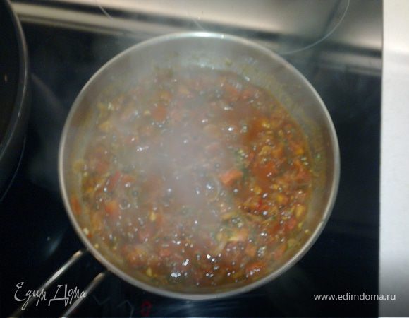 Помидоры ,лук,чеснок мелко нарезать и бросить на сковороду в нагретое масло,добавить томат. пасту разведенную водой (1/2стакана),получился соус,немного его потомить,добавить зелень.