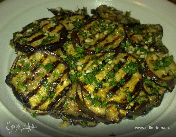 Обжаренные баклажаны уложите вписку слоями, промазывая каждый слой маринадом. Дайте баклажанам остыть и уберите в холодильник на несколько часов. Подавайте с брускеттой или тостами, слегка припорошив мелко тертым твердым сыром или в салате или просто так.