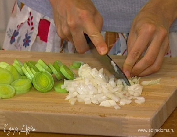 Светлую часть лука-порея порезать кольцами.