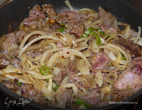 На горячем масле прогреть все специи, добавить говядину, немного подержать, добавить лук (я еще порезала зеленый чили)