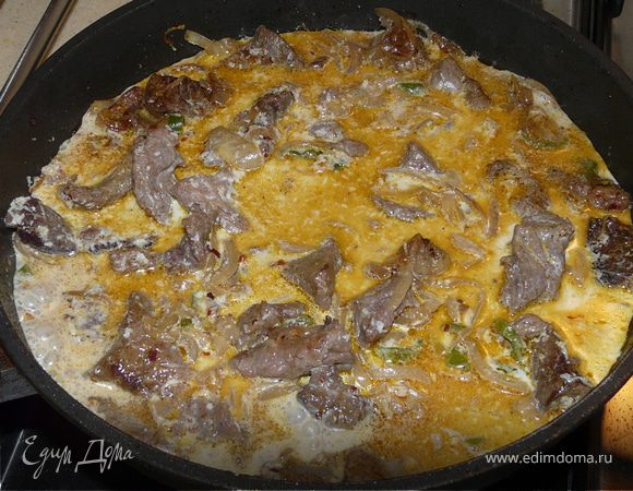 когда выпарится, долить кокосовое молоко и кокос.Тушить и помешивать время от времени, пока мясо станет мягким и загустится соус (я подливала воду еще 2 раза). Добавить сок тамаринда (лайм+коричневый сахар) и еще минут 5 подержать. 
Подавать в горячем виде.