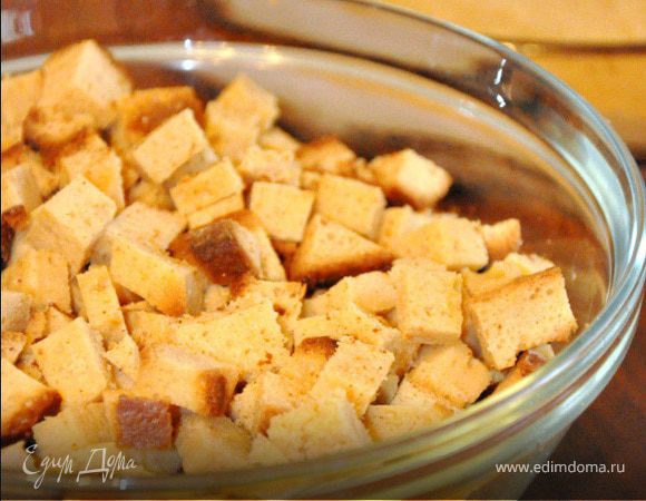 Выпекаем бисквитное тесто. Даем остыть. Отрезаем дно. Остальное разрезаем на квадратики. Смачиваем (разведенное варение+Куантро).