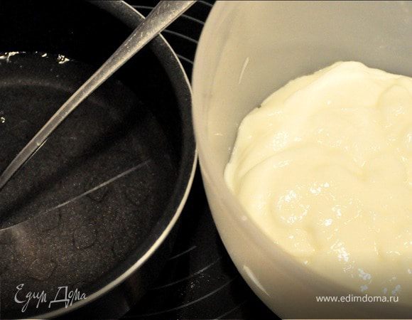 Сливаем жидкость из ананасов, подогреваем, разводим желатин. Смешиваем с йогуртом. 