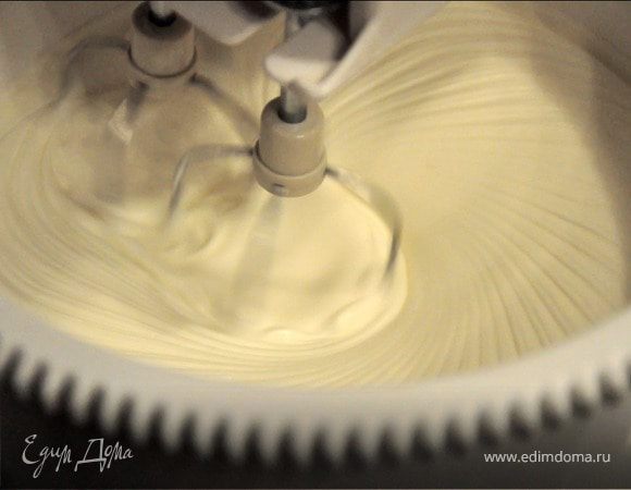 Одновременно взбиваем сливки с сахарной пудрой.