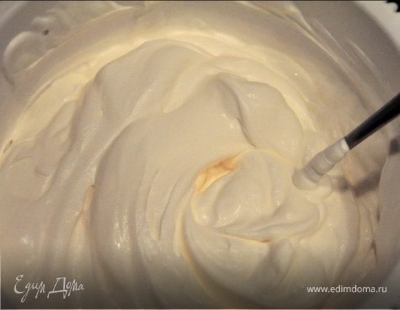 Смешиваем аккуратно сливочную массу с йогуртовой, чтобы не осели сливки.