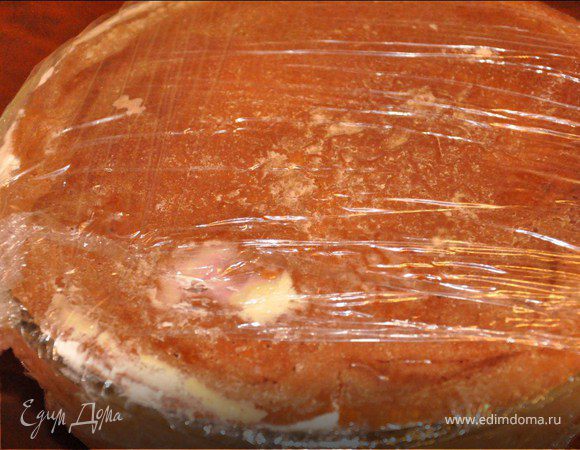 Заполняем форму сливочной массой, кубиками теста, фруктами любыми (по вкусу). Накрываем дном. Заматываем все пищевой пленкой и убираем в холодильник на сутки (минимум часов на 5)