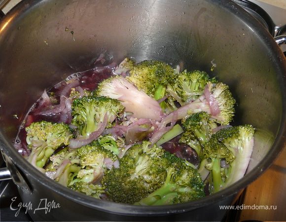 Затем влить воду, когда закипит, влить вино. Накрыть крышкой и тушить/варить 15 минут.
Настругать твердый сыр. Убрать с огня брокколи, сыр вмешать.
Подсушить кусочки хлеба, натереть чесноком и смазать оливковым маслом. Сверху выложить пару соцветий капусты.
