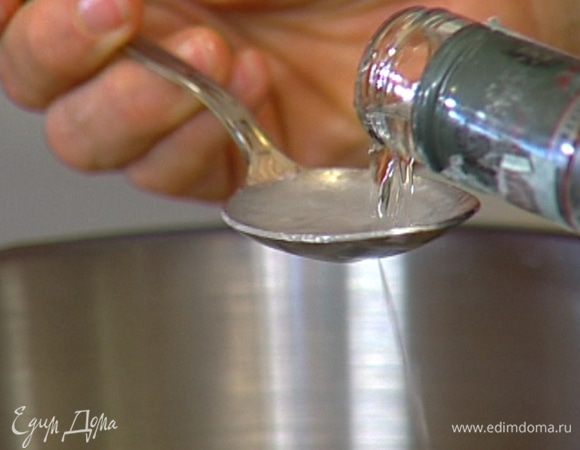 Взбить яйца, желток, сливки, водку и 4 ст. ложки сахарной пудры.