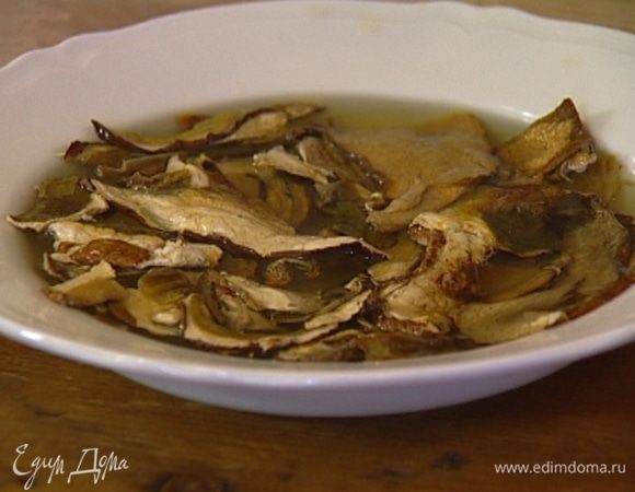 Сухие грибы замочить в кипятке.