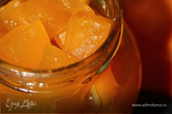 Нарежьте как можно мельче апельсин и лимон. В кастрюлю влейте воду, добавьте сахар и фрукты. Варите на слабом огне, периодически помешивая, в течение 30–40 минут.