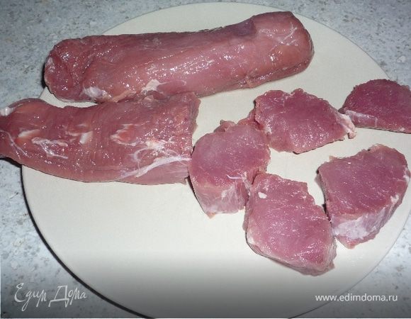 Свинину нарезать порционными кусочками.