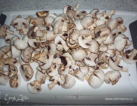 Шампиньоны почистить, помыть, разрезать напополам.
