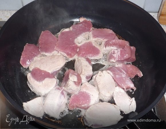 Мясо обжарить на среднем огне в разогретом масле со всех сторон. Выложить, посолить, поперчить.
