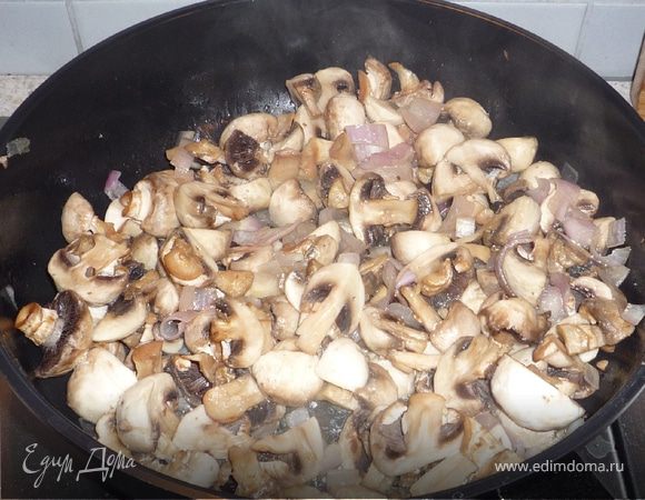 В эту же скородку положить лук, шампиньоны, обжарить.