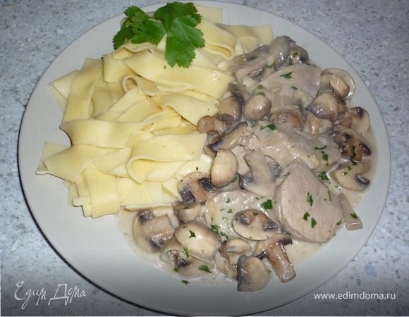 Украсить петрушкой. Подавать с широкой лапшой. Приятного аппетита!