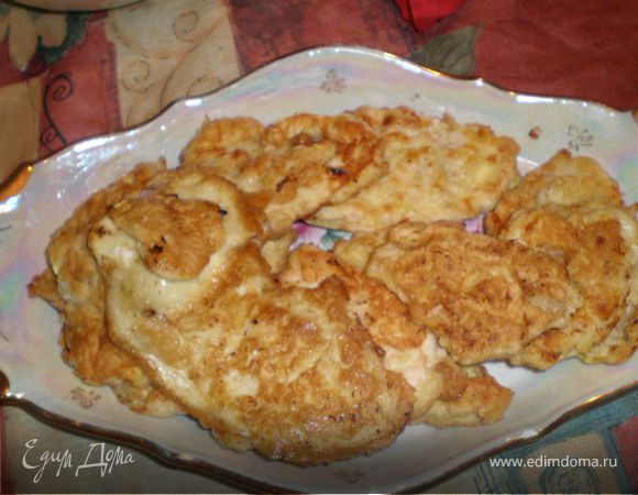 Куриное филе нарезать вдоль и пополам, отбить, посолить, поперчить, обвалять в муке, яйце, опять в муке и яйце.  Жарить на растительном масле.