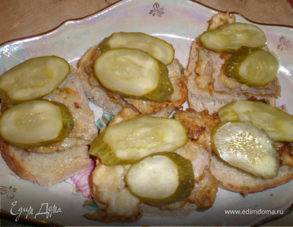 Хлеб подогреваем на сковородке вместе с отбивными, огурцы консервированные режим кружочками. На кусочек хлеба ложем  отбивную, сверху огурец. 