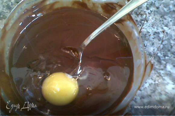нагреть сливки ,добавить шоколад ваниль и нугу и желток. Накрыть пленкой пишевой и поставить в холодильник.