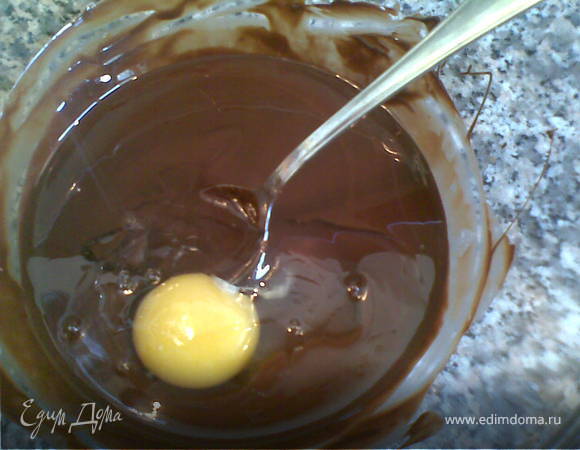 нагреть сливки ,добавить шоколад ваниль и нугу и желток.
Накрыть пленкой пишевой и поставить в холодильник.