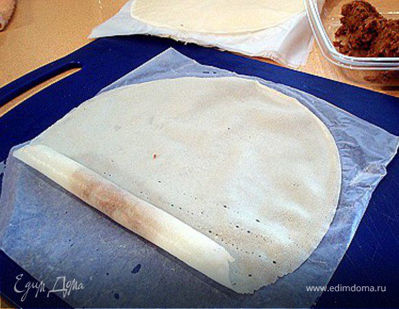 Листья теста выложить на влажное полотенце ,сбрызнуть маслом и посыпать сухарями.