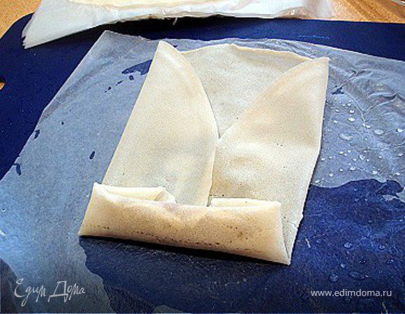 Выложить  в ценре теста начинку и свернуть в трубочки.Выпекать 20 мин при темп 180 гр.