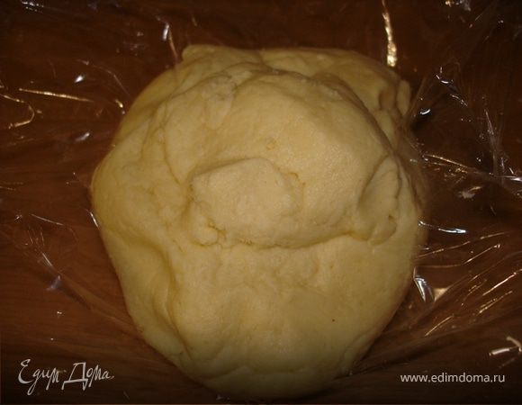 Просеять муку и смешать с сахаром, яйцом и сливочным маслом. Вымесить тесто, скатать егов шар, завернуть в пищевую плёнку и убрать в холодильник на 30 мин.