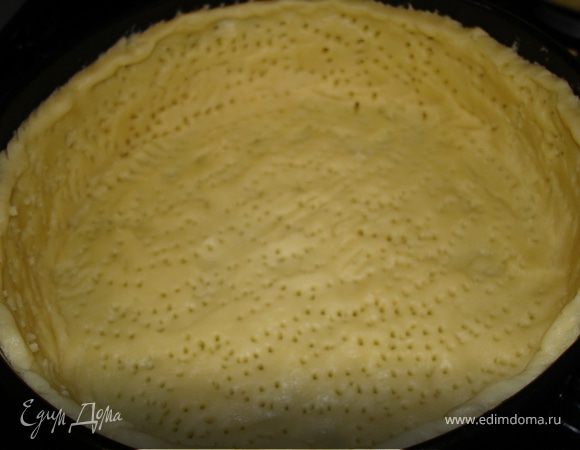 Смазать маслом разъёмную форму. В рецепте указана D26, у меня D22 разъёмная (предпочитаю её) или D24 неразъёмная (не умею из неё доставать целиком, без ущерба для внешнего вида, и бортики пирога не такие высокие). Шар охлаждённого теста выложить на дно формы и распределить его по дну и стенкам формы-это легко, тесто очень пластичное. Многократно наколоть тесто вилкой. 