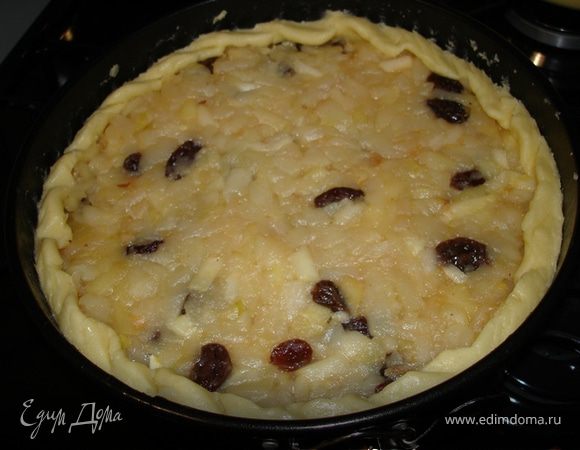 Наполнить форму с тестом яблочной массой, разровнять поверхность. Свободные от начинки края теста советую аккуратно примять поближе к начинке, чтобы не обгорали при выпечке, и улучшит внешний вид пирога.