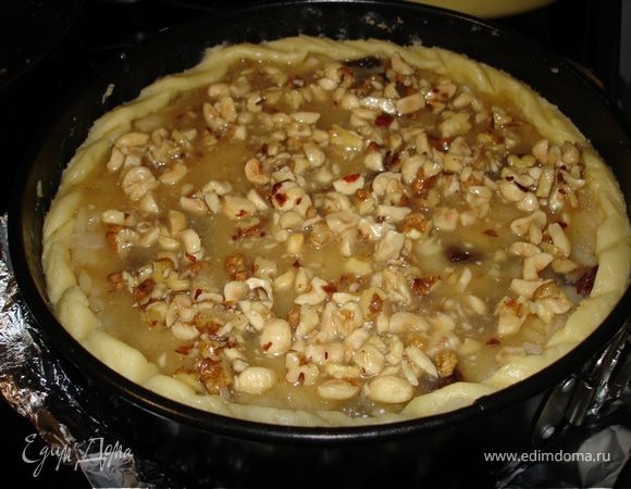 Используя разъёмную форму, под дно я подкладываю кусок фольги, подогнув края ввер (с внешней стороны)-немного сока из начинки найдёт дорогу наружу, на вкусе это не отразится, но духовку может испачкать.