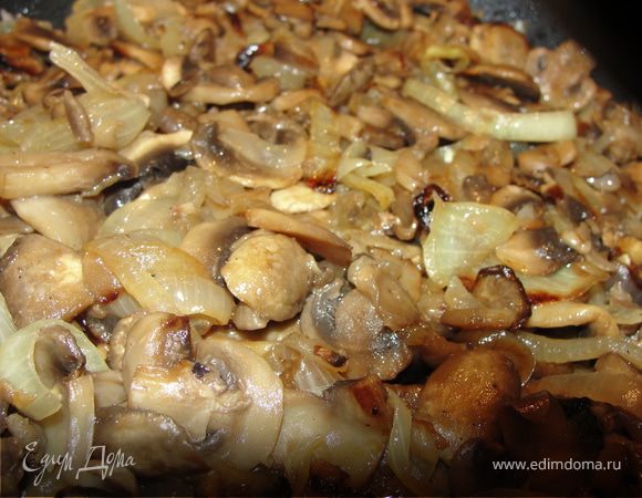 Лук и грибы порезать. Сначала обжарить лук на масле. Добавить грибы и жарить пока не выпарится жидкость из грибов.