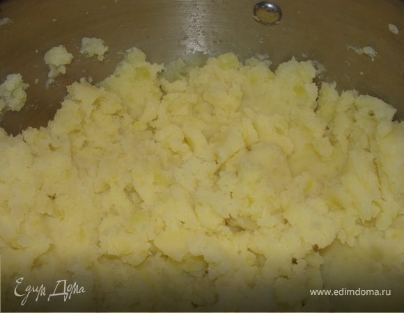 Картофель крупно нарезать, залить кипятком и варить до полной готовности,слегка подсолив.Затем воду слить и растолочь толкушкой.