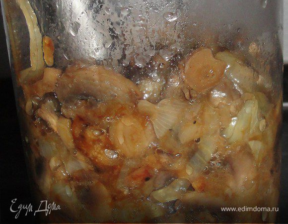 Грибы переложить в  емкость.